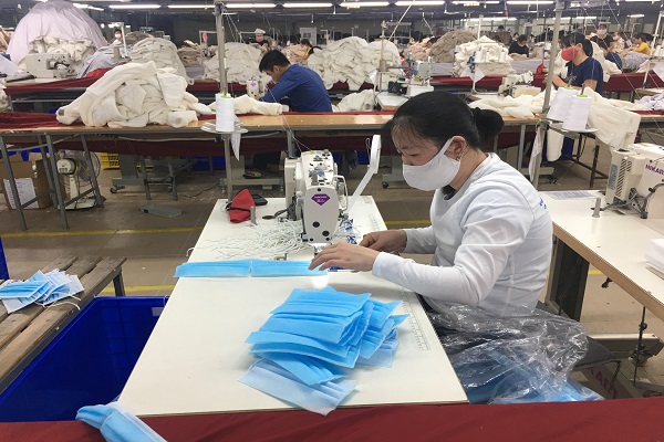 Sản xuất khẩu trang tại Công ty CP May Xuất khẩu Trường Thắng (huyện Nông Cống, Thanh Hóa)