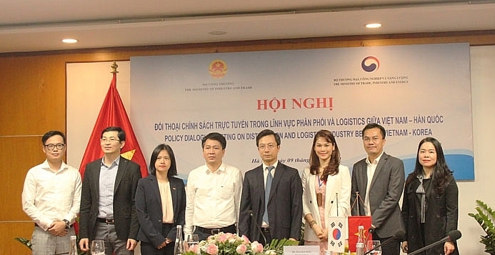 Các đại biểu đại diện phía Việt Nam tham gia hội nghị