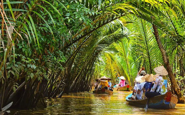 Hình ảnh du lịch Bến Tre gắn liền với sông nước và cây dừa