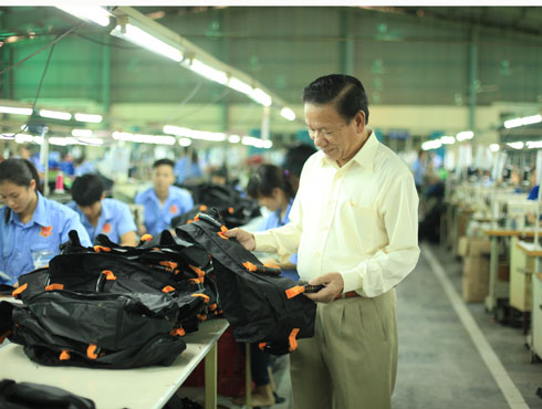 Ông Đinh Quang Bào kiểm tra chất lượng sản phẩm. Nguồn ảnh: Internet