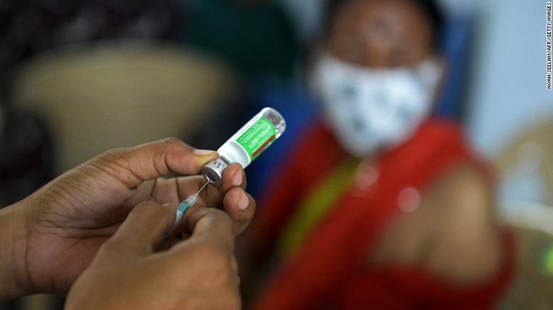 Một nhân viên y tế chuẩn bị tiêm chủng vắc-xin AstraZeneca cho một phụ nữ ở Hyderabad vào ngày 5 tháng Tư.