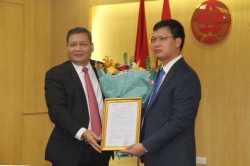 Phó Tổng cục trưởng Phi Vân Tuấn trao quyết định bổ nhiệm cho ông Đoàn Xuân Toản