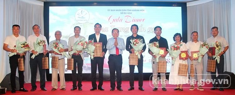 Ông Lê Hữu Hoàng - Ủy viên Ban Thường vụ Tỉnh ủy, Phó Chủ tịch Thường trực UBND tỉnh (đứng giữa) tặng hoa và quà lưu niệm cho các đơn vị, doanh nghiệp tham gia đoàn famtrip.