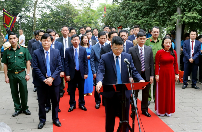 ông Lê Đức Thắng- Chủ tịch UBND huyện Lâm Thao kính cáo với tổ tiên về kết quả phát triển kinh tế xã hội năm 2020  tại điện Kinh Thiên.