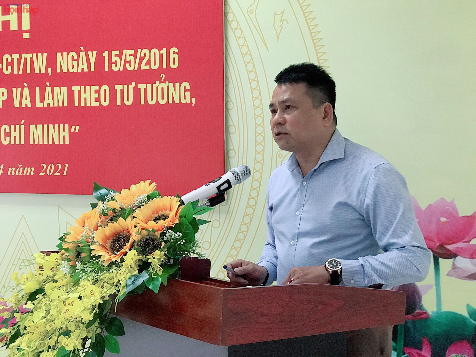 Đồng chí Nguyễn Đức Hạnh – Phó Bí thư Chi bộ Tạp chí Doanh nghiệp và hội nhập phát biểu tại hội nghị