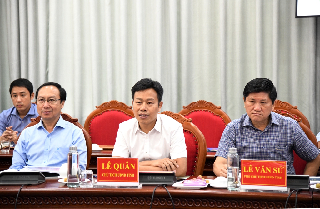 Chủ tịch UBND tỉnh Lê Quân (người ngồi giữa) và Phó Chủ tịch UBND tỉnh Lê Văn Sử (người ngồi bìa phải) tại buổi tiếp và làm việc với các tập đoàn Nam Miền Trung Group, Tuần Châu Group và Hồ Gươm Group.