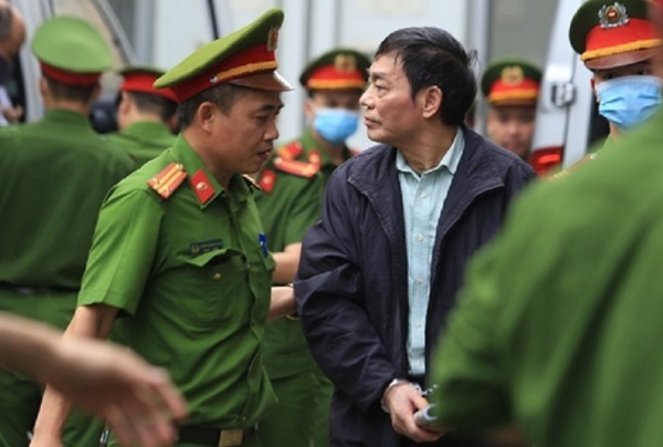 Bị cáo Mai Văn Tinh - nguyên Chủ tịch hội đồng quản trị Tổng công ty Thép Việt Nam - VNS bị dẫn giải tới phiên tòa
