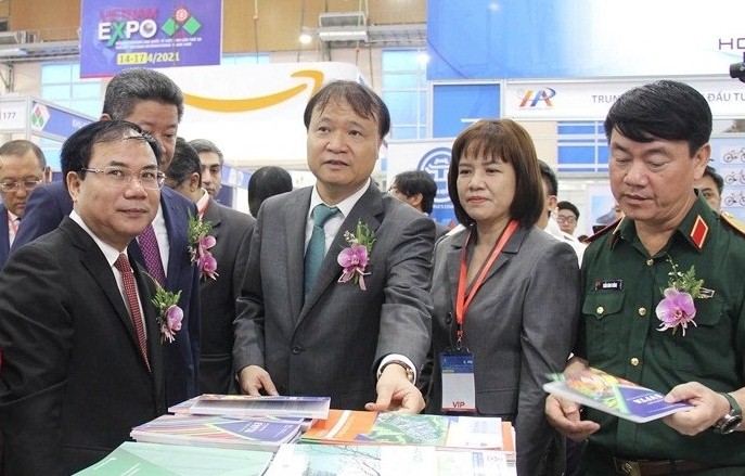 Thứ trưởng Đỗ Thắng Hải cùng các đại biểu tham quan gian hàng tại Vietnam Expo 202