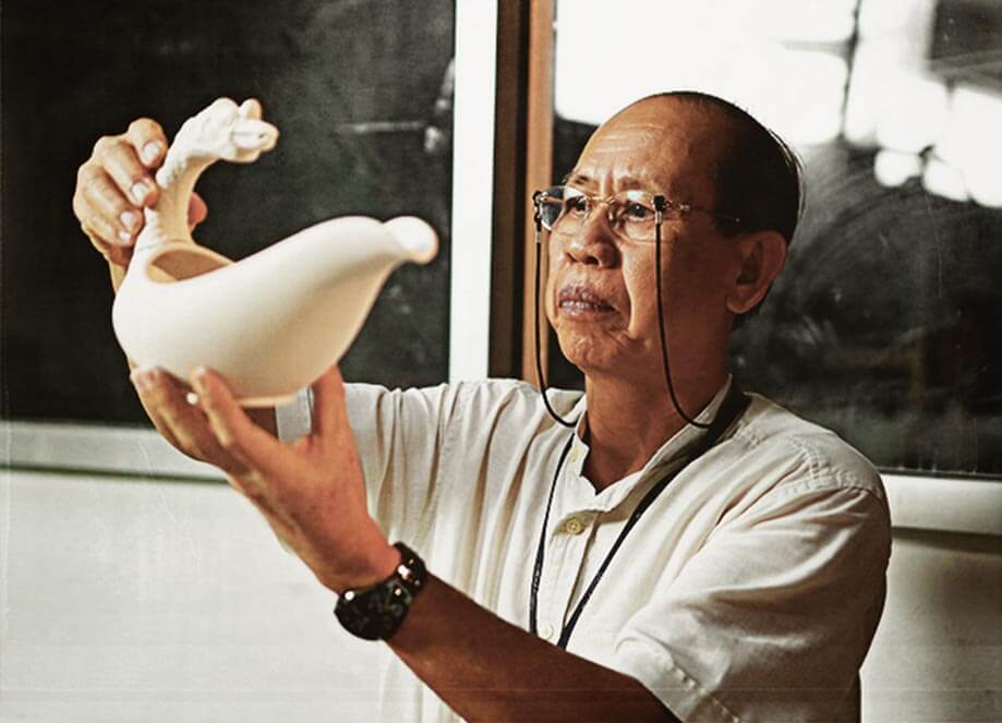 Dù ở vị trí lãnh đạo, nhưng đến giờ, ông Minh vẫn thường tự tay vuốt, nặn hình hài nhiều sản phẩm gốm ngay tại xưởng. Nguồn ảnh: Internet