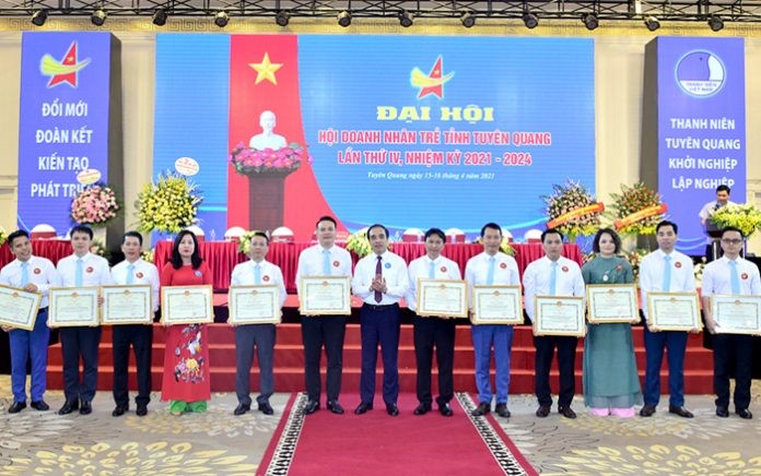 Đồng chí Bí thư Tỉnh ủy Chẩu Văn Lâm trao Bằng khen của UBND tỉnh cho các cá nhân tiêu biểu.