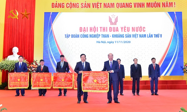 Bí thư Đảng uỷ, Chủ tịch HĐTV Tập đoàn Lê Minh Chuẩn trao cờ cho các đơn vị dẫn đầu phong trao thi đua năm 2019.