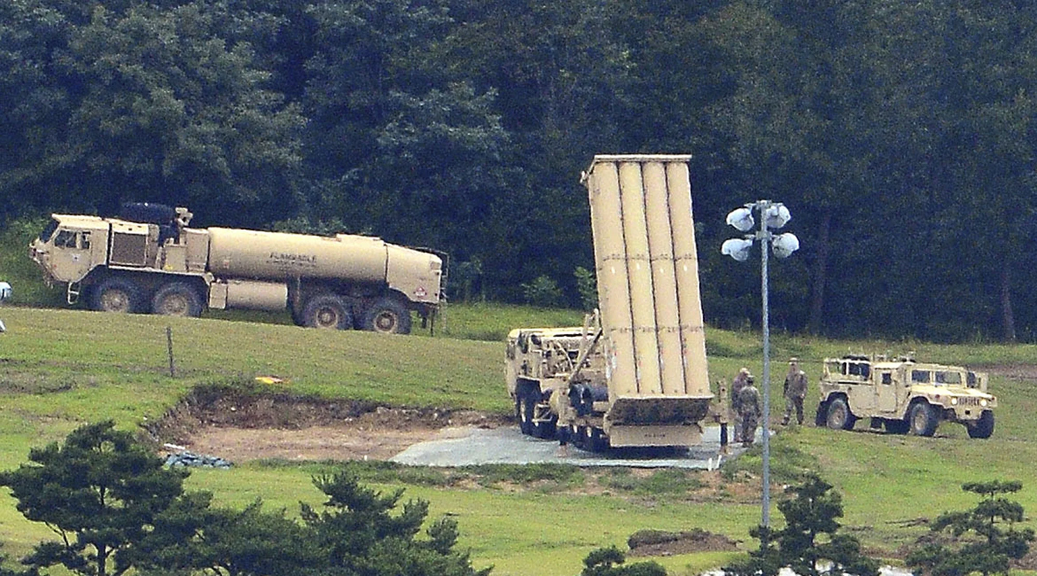 Một hệ thống phòng thủ tên lửa gây tranh cãi của Mỹ được gọi là Phòng thủ khu vực tầm cao giai đoạn cuối, hay THAAD, được nhìn thấy ở Seongju, Hàn Quốc, vào tháng 9 năm 2017. Việc triển khai hệ thống này đã khiến không chỉ Triều Tiên, mà còn cả Trung Quốc và Nga, những nước thấy sức mạnh của nó tức giận radar như một mối đe dọa an ninh. Ảnh: Newsis qua AP