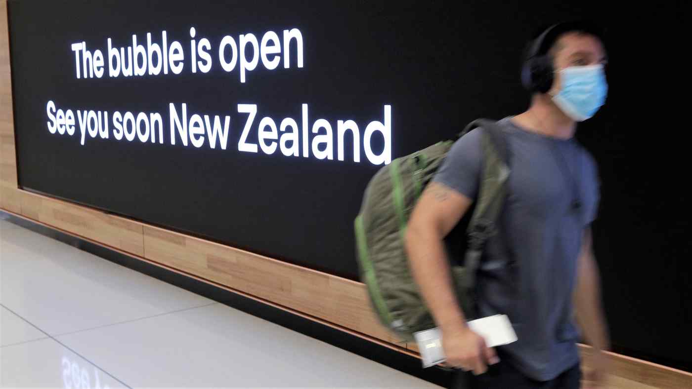 Một hành khách chuẩn bị bắt chuyến bay đến New Zealand tại sân bay Sydney của Australia vào ngày 19 tháng 4, khi bong bóng du lịch không kiểm dịch của các quốc gia này mở ra. © AP