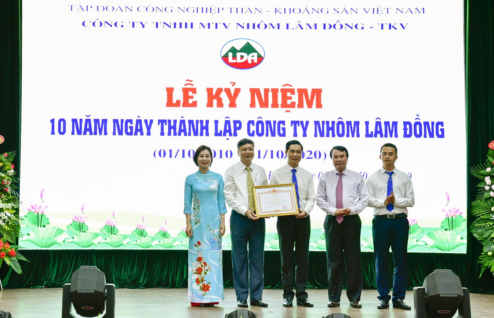 Ông Phạm S- Phó CT UBND tỉnh Lâm Đồng trao Bằng khen của Thủ tướng Chính phủ cho tập thể CBCNV Công ty Nhôm Lâm Đồng