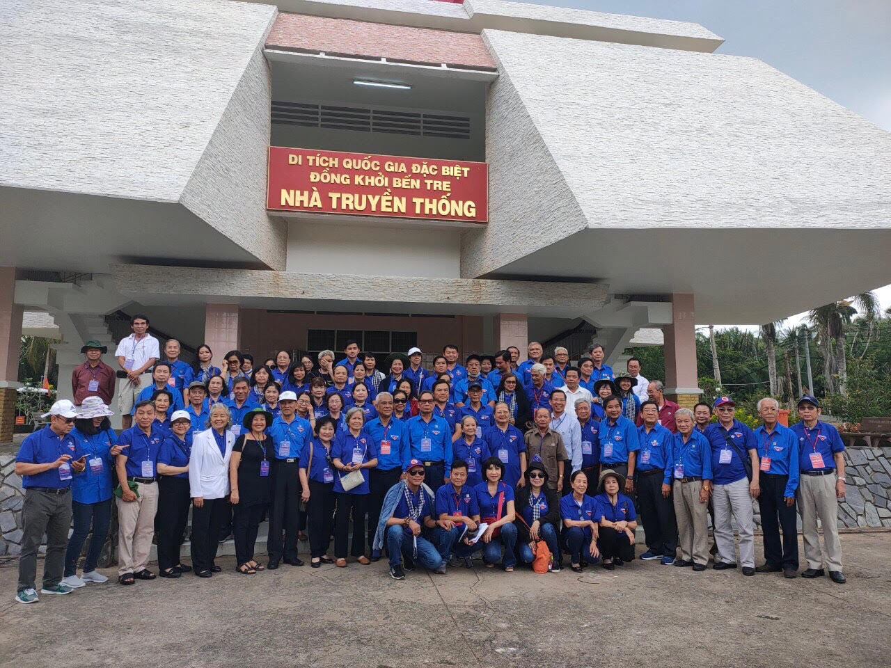 Đoàn cựu CB đoàn TNVN đến thăm Khu di tích Đồng Khởi, Bến Tre