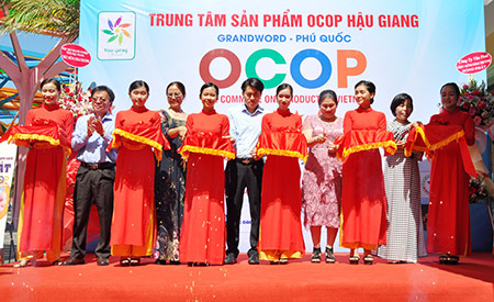 Các đại biểu cắt băng khai trương Trung tâm sản phẩm OCOP Hậu Giang tại Phú Quốc