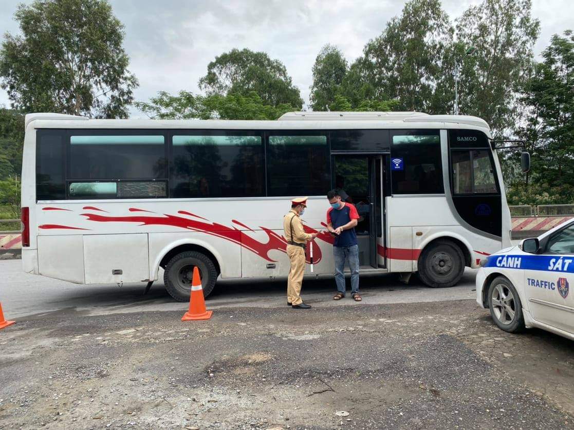 Đội CSGT số 1, Công an tỉnh Quảng Ninh kiểm tra xe khách trên quốc lộ 18.