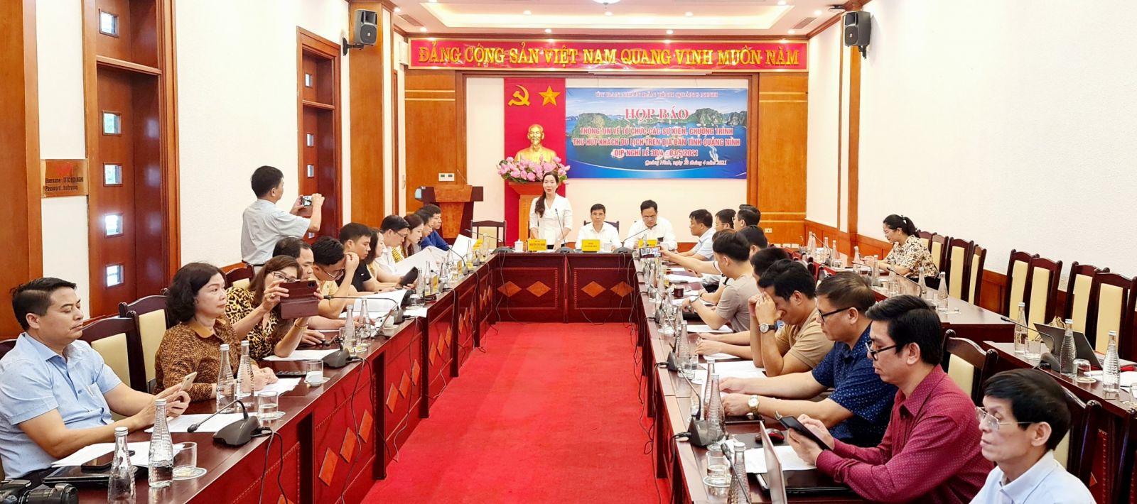 Toàn cảnh họp báo thông tin về các sự kiện chương trình thu hút khách du lịch trên địa bàn tỉnh Quảng Ninh.