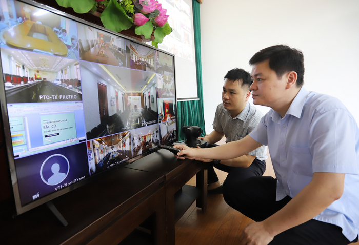 Cán bộ sở Thông tin và truyền thông Phú Thọ đang kiểm tra tín hiệu kết nối tại điểm cầu sở Tư Pháp.