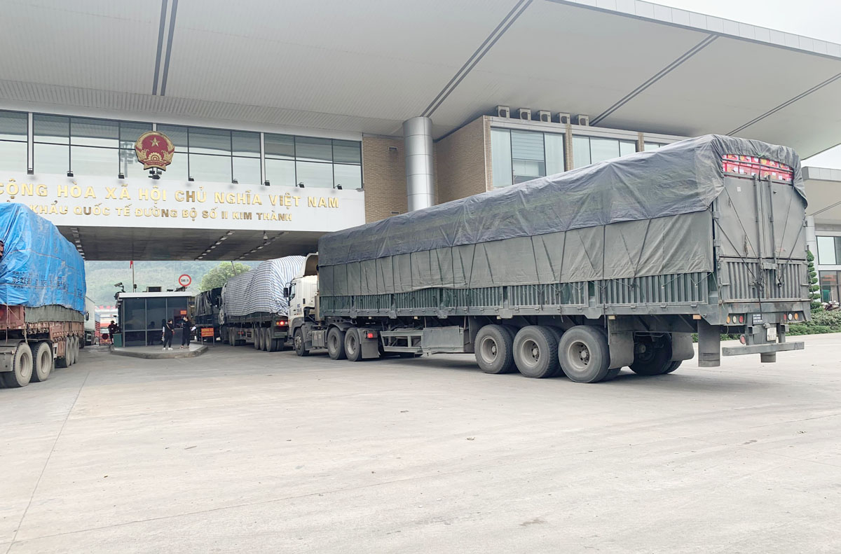 Xe chở quả chuối tươi thông quan qua Cửa khẩu Quốc tế đường bộ số II Kim Thành.