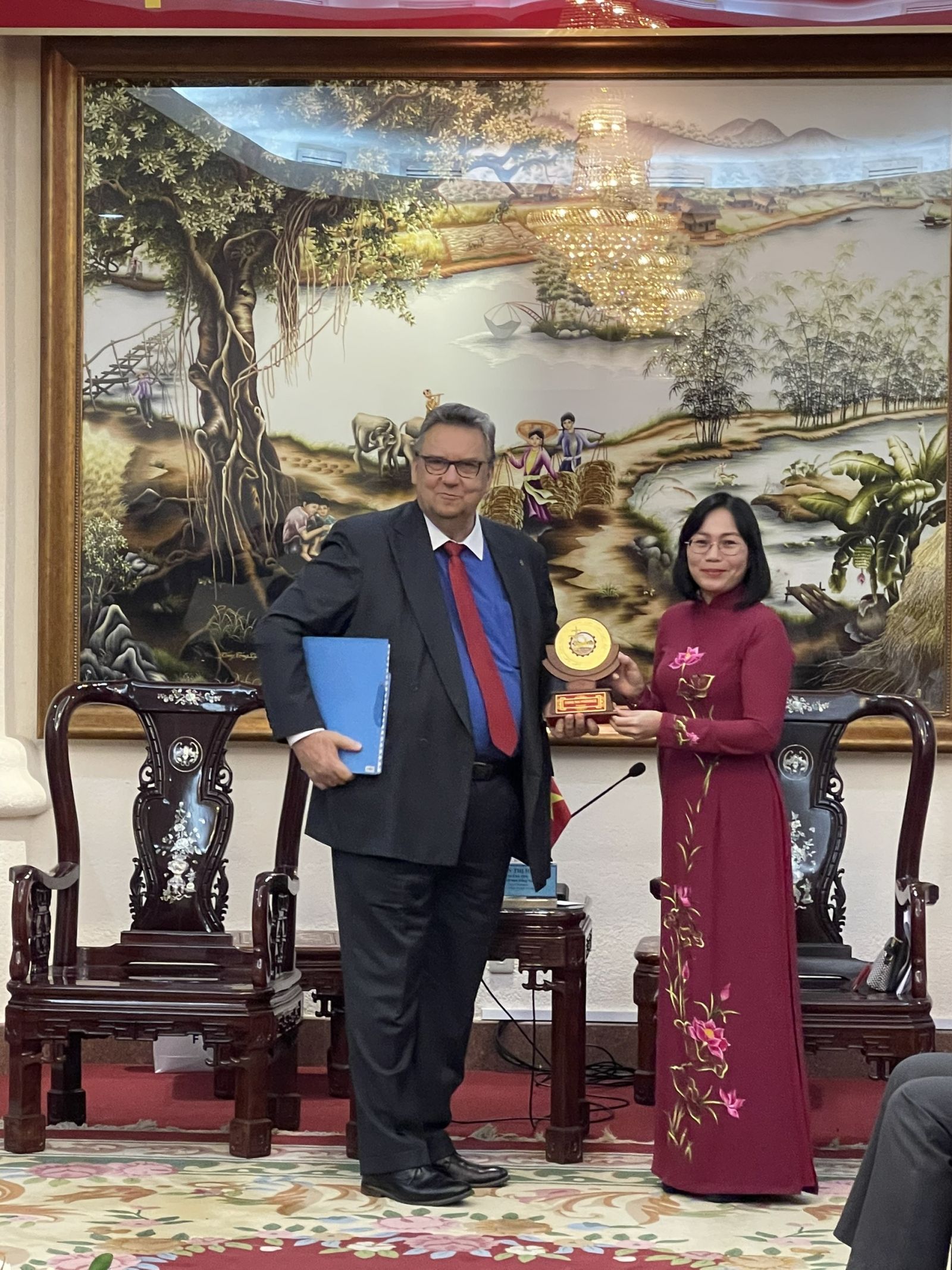 Phó Chủ tịch UBND tỉnh Nguyễn Thị Hoàng tặng lưu niệm cho ông Kari Kahiluoto - Đại sứ nước Cộng hòa Phần Lan tại Việt Nam