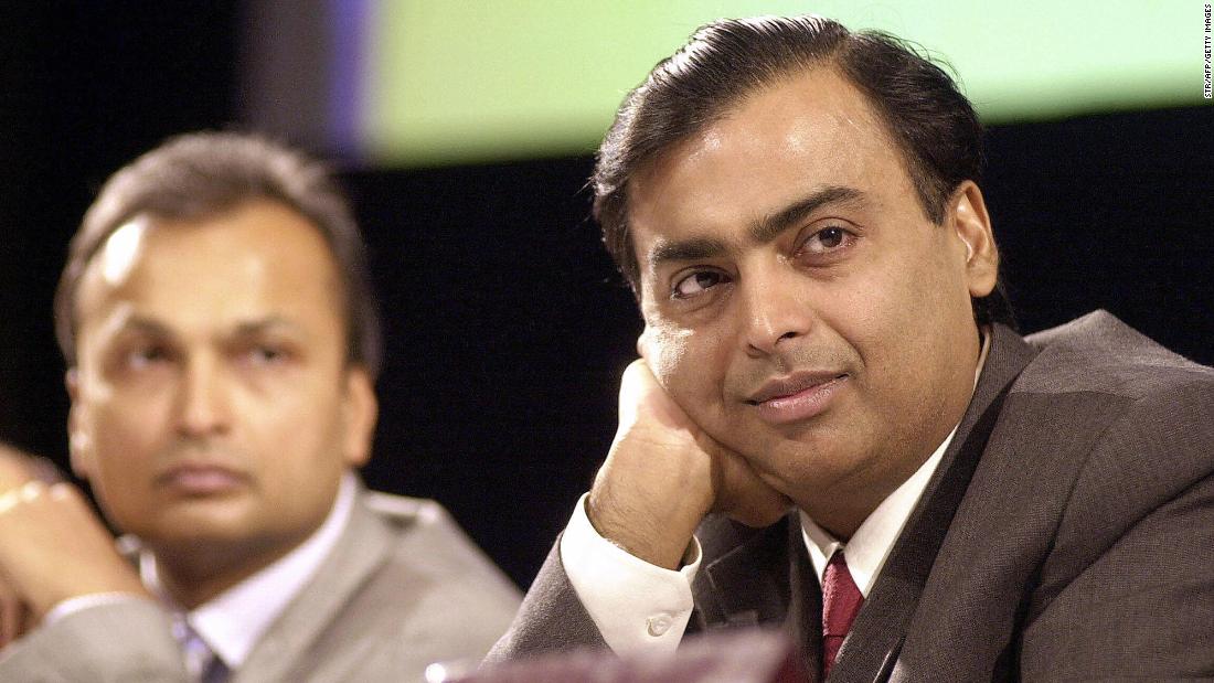 Công ty khu vực tư nhân lớn nhất Ấn Độ Reliance Industries Chủ tịch kiêm Giám đốc điều hành Mukesh Ambani (R) cùng với Phó Chủ tịch Anil Ambani lắng nghe ý kiến ​​cổ đông tại Đại hội đồng cổ đông thường niên của công ty ở Mumbai vào ngày 24 tháng 6 năm 2004.