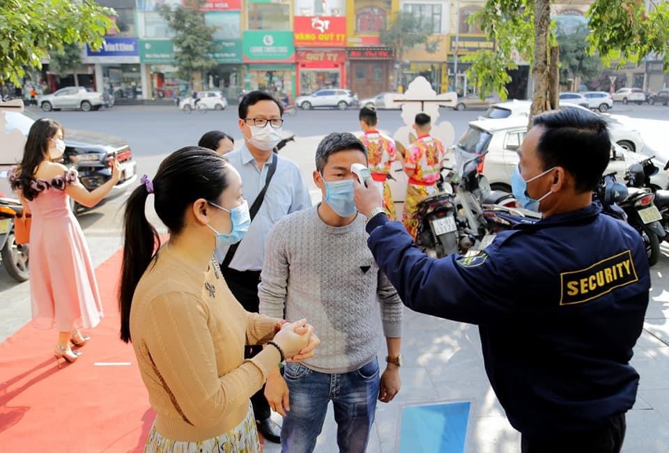 Tỉnh Quảng Ninh yêu cầu người dân đeo khẩu trang tại nơi công cộng, các sự kiện tập trung đông người, trên các phương tiện giao thông công cộng.
