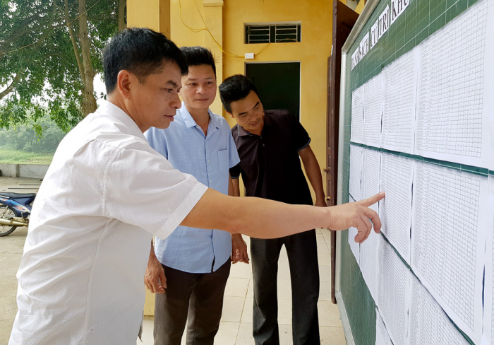 Cán bộ xã Võ Miếu, huyện Thanh Sơn (Phú Thọ) đang hướng dẫn lập danh sách cử tri lại khu dân cư