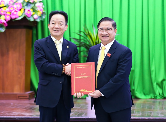Ông Trần Việt Trường, Chủ tịch UBND TP Cần Thơ (bên phải) trao văn bản chấp thuận chủ trương nghiên cứu đầu tư một số dự án trên địa bàn cho ông Đỗ Quang Hiển, Chủ tịch Tập đoàn T&T Group.