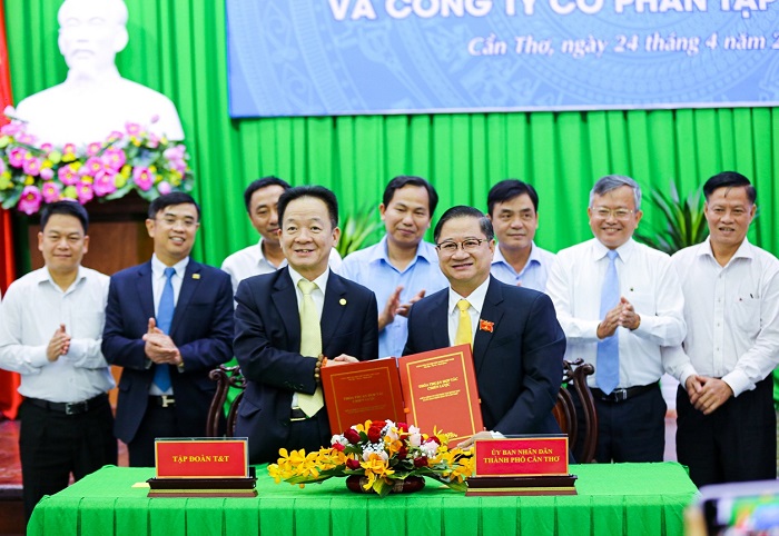Ông Trần Việt Trường, Chủ tịch UBND TP Cần Thơ (bên phải) và ông Đỗ Quang Hiển, Chủ tịch Tập đoàn T&T Group ký thỏa thuận hợp tác chiến lược.