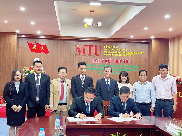 Chủ tịch Trương Ngọc Anh và TS. Nguyễn Văn Xuân cùng thực hiện ký kết hợp tác