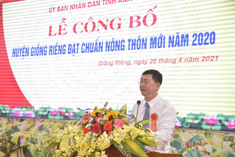 Ông Cao Quốc Điện, Phó Bí thư Huyện ủy, Chủ tịch Ủy ban nhân dân huyện Giồng Riềng báo cáo kết quả xây dựng nông thôn mới của huyện Giồng Riềng