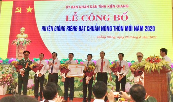 Trao Quyết định của Thủ tướng Chính phủ về việc công nhận huyện Giồng Riềng đạt chuẩn nông thôn mới