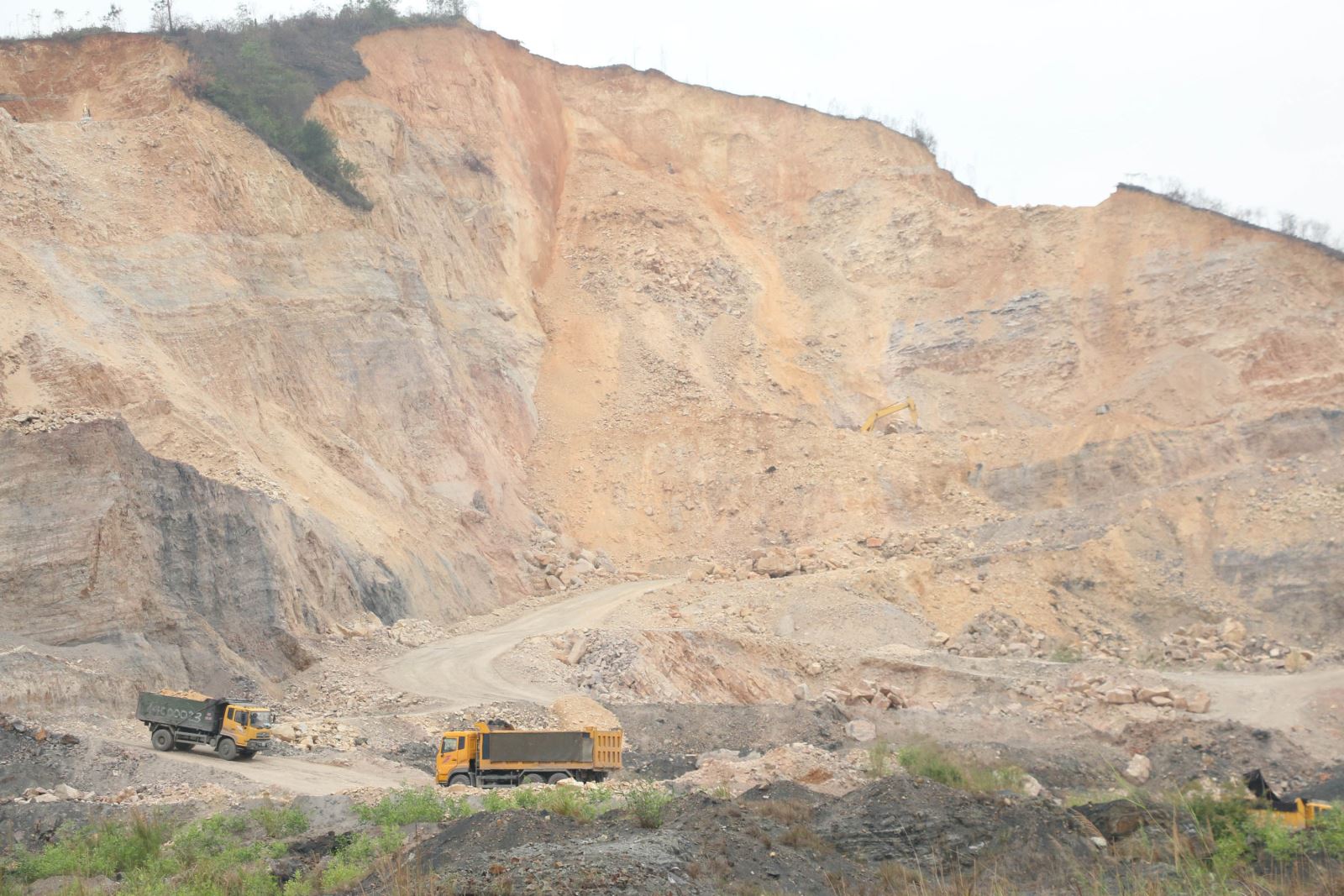 Hoạt động khai thác đất tại Dự án khai thác đất làm vật liệu san lấp mặt bằng tại phường Bắc Sơn (TP Uông Bí).