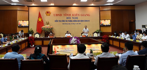 Chủ tịch UBND tỉnh Kiên Giang Lâm Minh Thành (đứng) phát biểu kết luận hội nghị kiểm tra công tác phòng, chống dịch bệnh Covid-19 trên địa bàn tỉnh
