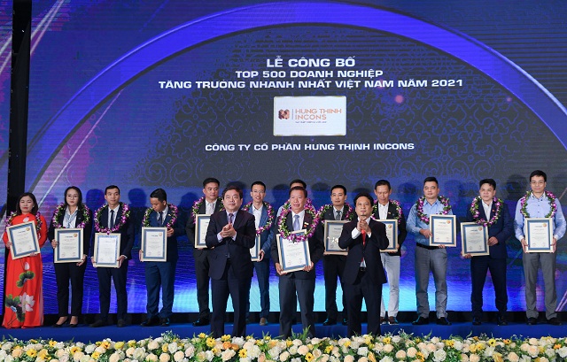 Ông Ngô Huy Hiệu - Phó Tổng Giám đốc Hưng Thịnh Incons (ở giữa) nhận giải thưởng
Top 500 Doanh nghiệp tăng trưởng nhanh nhất Việt Nam 2021 từ đại diện Ban tổ chức