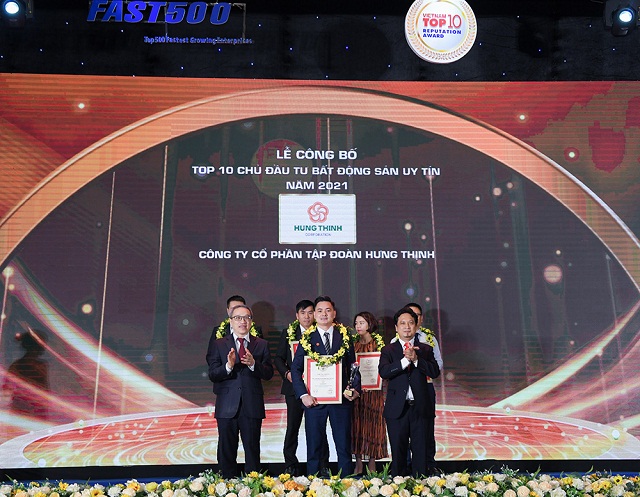 Ông Đỗ Văn Kiên – đại diện Tập đoàn Hưng Thịnh nhận giải thưởng “Top 10 Chủ đầu tư Bất động sản uy tín 2021”