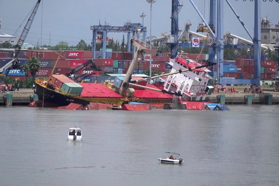 Tàu hàng bị lật nghiêng khiến 18 container rơi xuống sông Soài Rạp (Ảnh chụp ngày 26/04)
