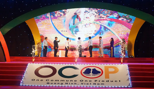 Các đại biểu thực hiện nghi lễ khai mạc Hội chợ OCOP Quảng Ninh - Hè 2020.