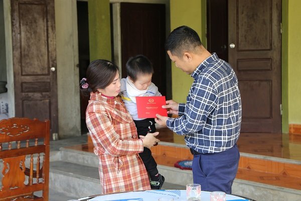 Ông Nguyễn Huy Thiêm động viên và chia sẻ với gia đình