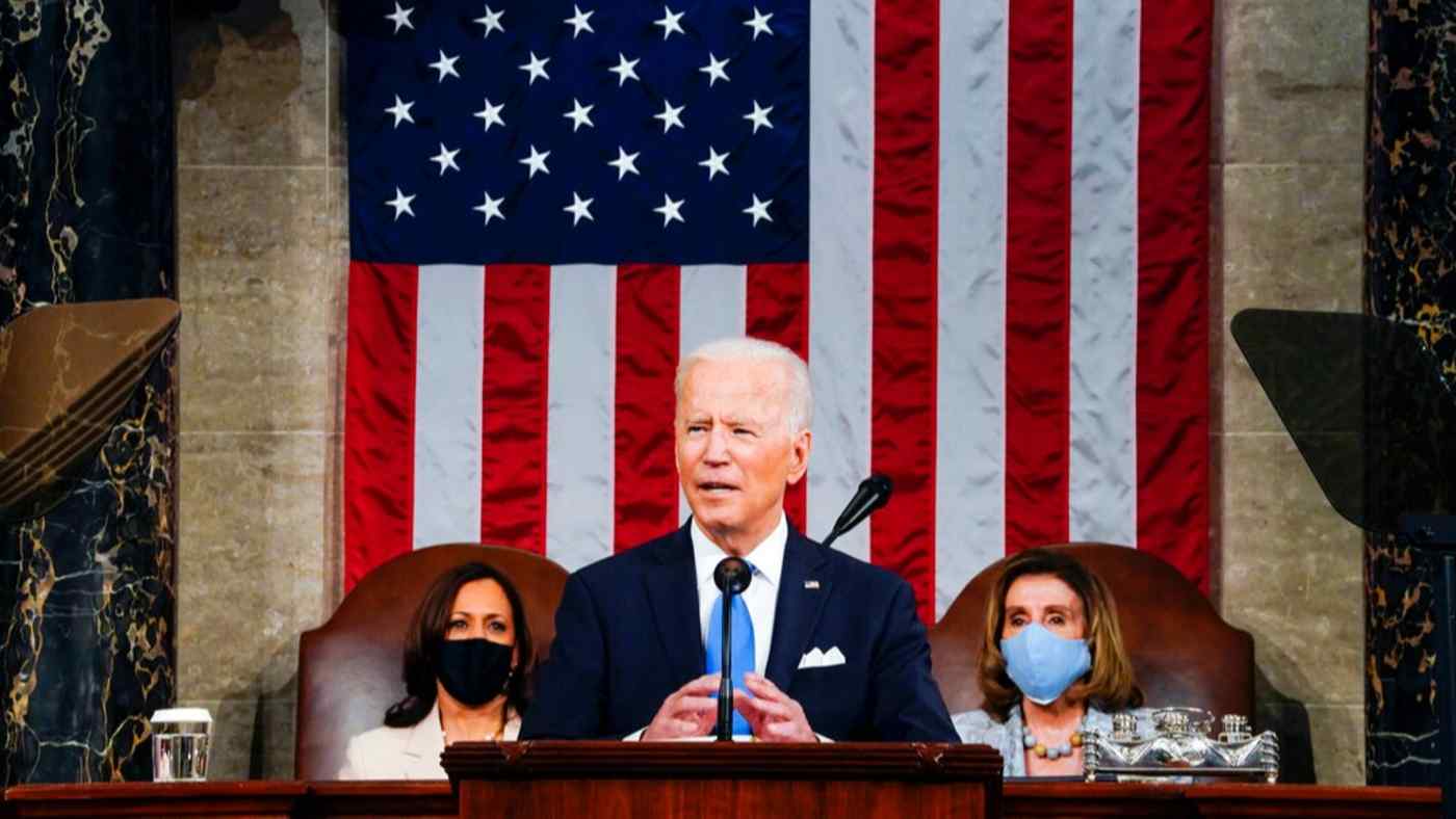 Tổng thống Joe Biden phát biểu tại một phiên họp chung của Quốc hội tại Hạ viện tại Điện Capitol Hoa Kỳ vào ngày 28 tháng 4, do Phó Tổng thống Kamala Harris và Chủ tịch Hạ viện Nancy Pelosi dự họp. © AP