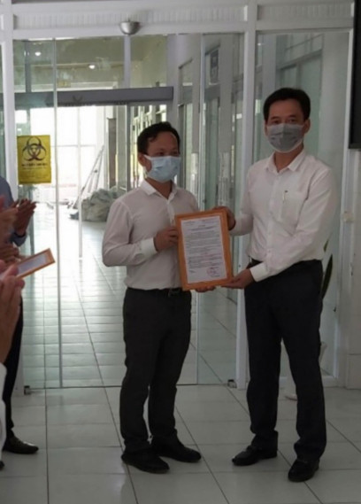 Bí thư, Chủ tịch UBND TP Hà Tiên Lê Quốc Anh (phải) nhận giấy chứng nhận đủ năng lực xét nghiệm khẳng định SARS-CoV-2 cho Trung tâm Y tế TP Hà Tiên