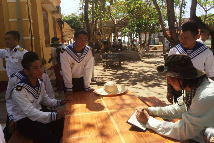 Anh Etcetera Nguyễn ký hoạ chân dung chiến sĩ trên đảo Trường Sa Đông