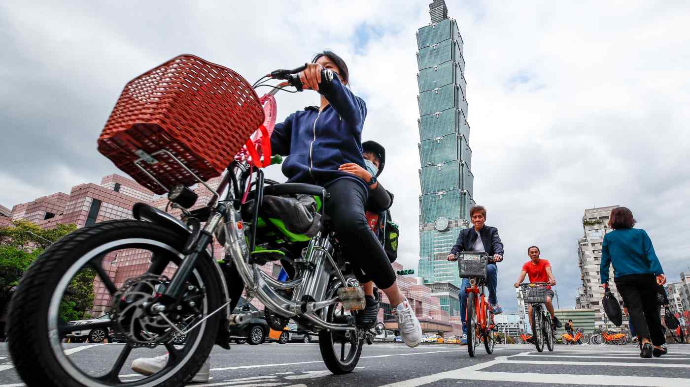 Mọi người băng qua đường ở Đài Bắc vào ngày 23 tháng 2. Nền kinh tế của hòn đảo tăng trưởng với tốc độ nhanh nhất trong một thập kỷ trong quý đầu tiên của năm 2021. © EPA / Jiji