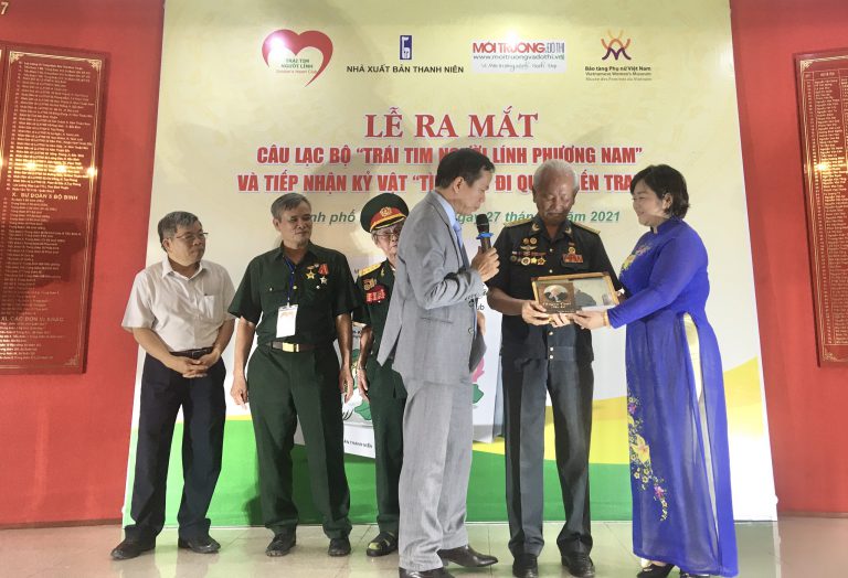 Các cựu chiến binh trao tặng những kỷ vật “Tình yêu đi qua chiến tranh” cho Bảo tàng Phụ nữ Việt Nam