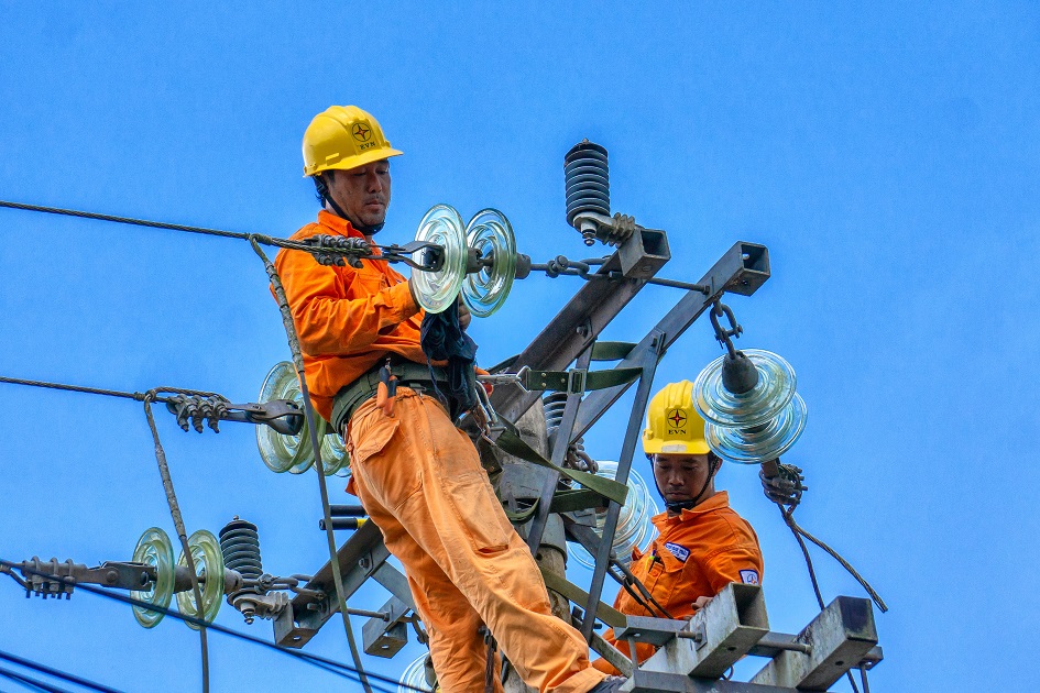 EVNSPC thực hiện việc bảo trị Hệ thống điện đảm bảo phục vụ Lễ 30/4 và 1/5 ...