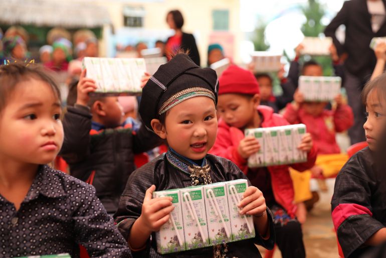 Quỹ sữa vươn cao Việt Nam 2021: sẽ có 19.000 trẻ em có hoàn cảnh khó khăn sẽ được tài trợ uống sữa trong năm 2021