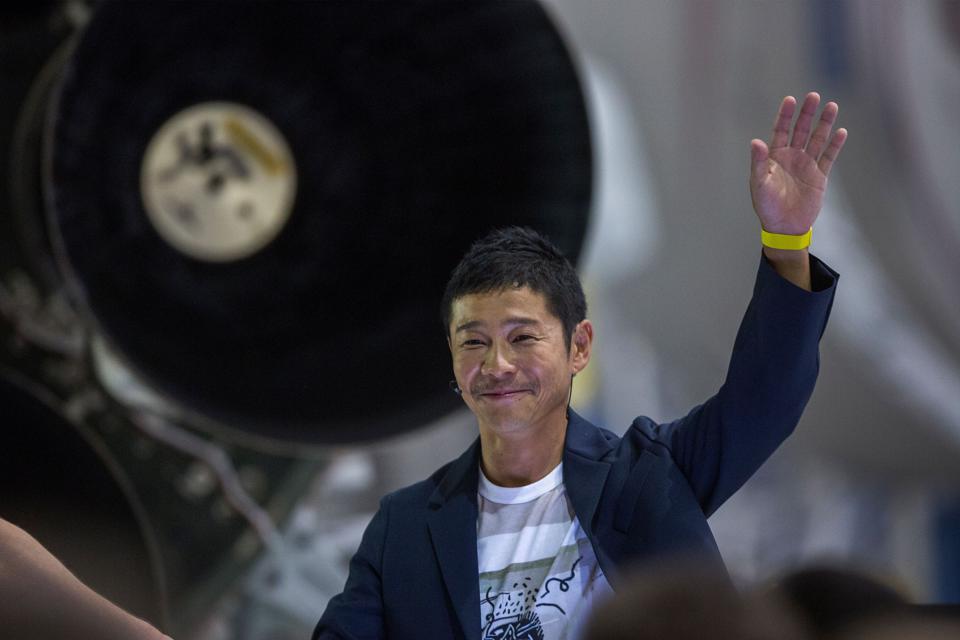 Tỷ phú Nhật Bản Yusaku Maezawa phát biểu gần tên lửa Falcon 9 trong buổi công bố của Elon Musk là hành khách tư nhân đầu tiên sẽ bay quanh Mặt Trăng trên phương tiện phóng SpaceX BFR, tại trụ sở chính của SpaceX