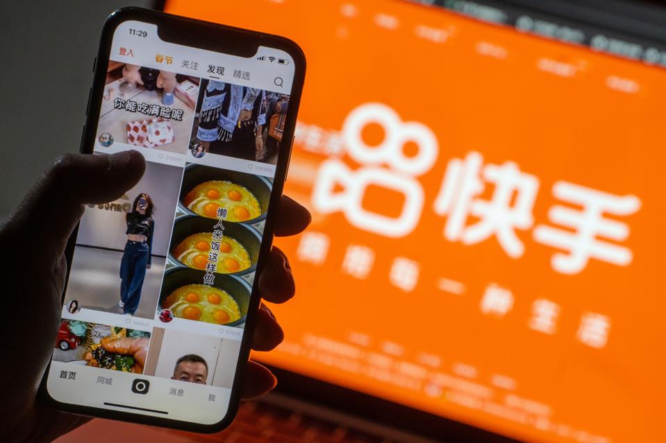Ứng dụng Công nghệ Kuaishou trên điện thoại thông minh được sắp xếp ở Hồng Kông, Trung Quốc, vào Thứ Ba, ngày 2 tháng 2 năm 2021. (Ảnh Roy Liu / Bloomberg)