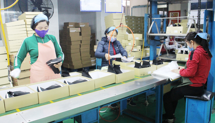 Công nhân tai Công ty TNHH Hài Mỹ Phú Thọ đảm bảo khoảng cách trong sản xuất